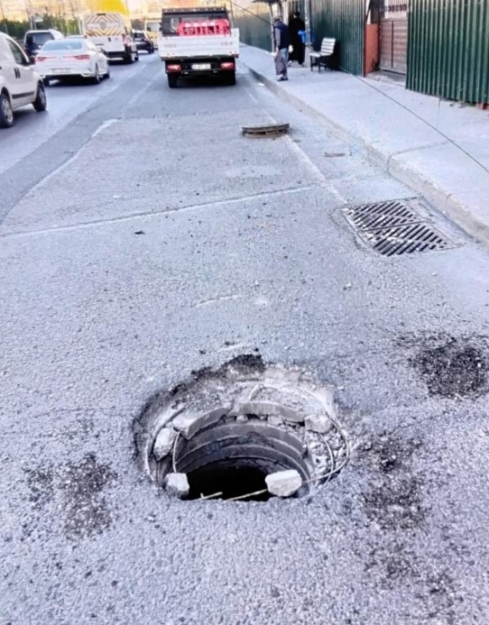 Acılı baba oğlunun mezarı başında 
