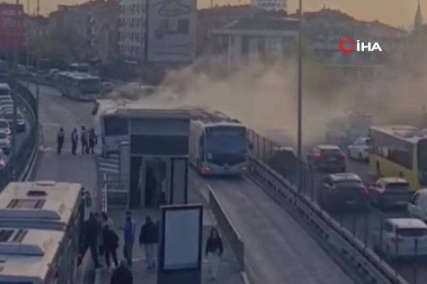 Kağıthane’de metrobüs yangını!