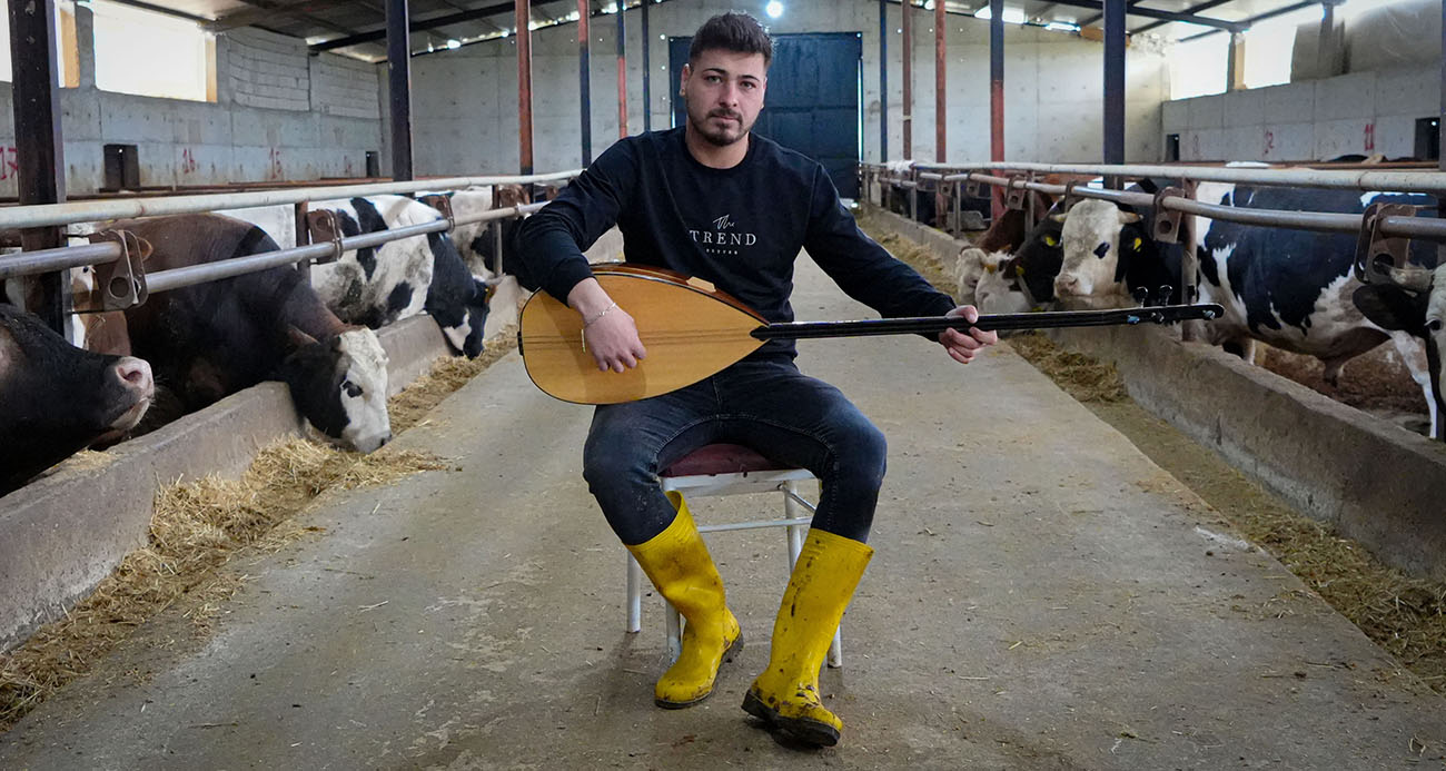 Kurbanlık hayvanlarına saz çalıp, türkü söylüyor