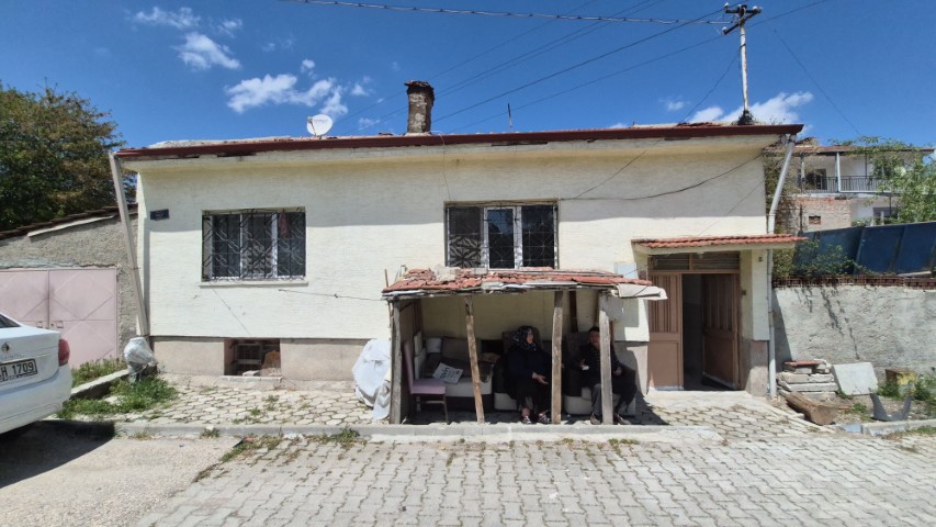 Kapıyı kırıp 86 yaşındaki adamı önce merdivenden attı, sonra darp etti