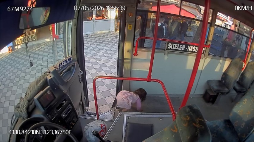 Ağlama sesi facianın önüne geçti: Emekleyerek otobüse binen 2 yaşındaki çocuk otobüste bulundu