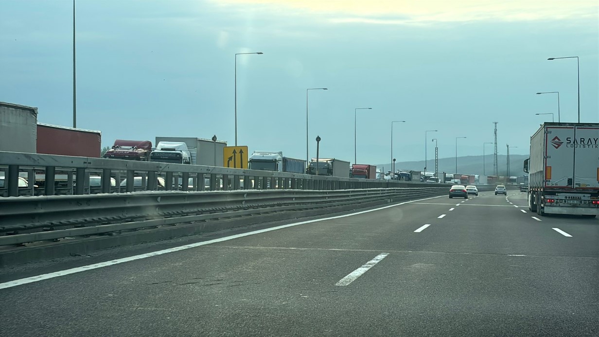 Bolu Dağı’nda otomobil ile çarpışan araç devrildi: Kilometrelerce araç kuyruğu oluştu