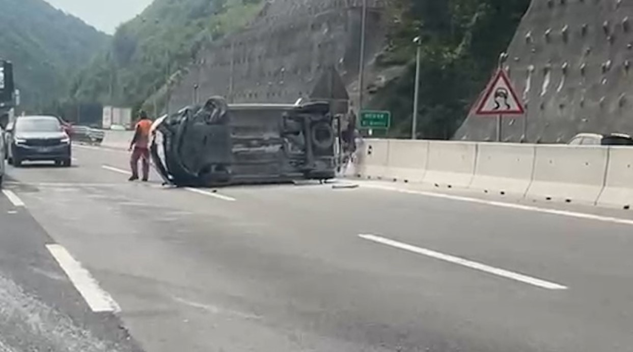 Bolu Dağı’nda otomobil ile çarpışan araç devrildi: Kilometrelerce araç kuyruğu oluştu