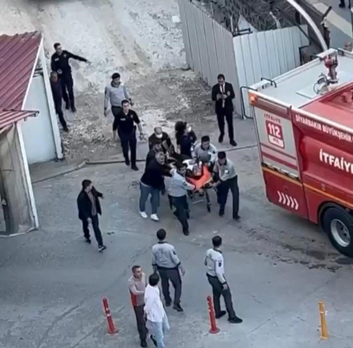 Diyarbakır’da inşaat halindeki otelde yangın: 13 kişi dumandan etkilendi