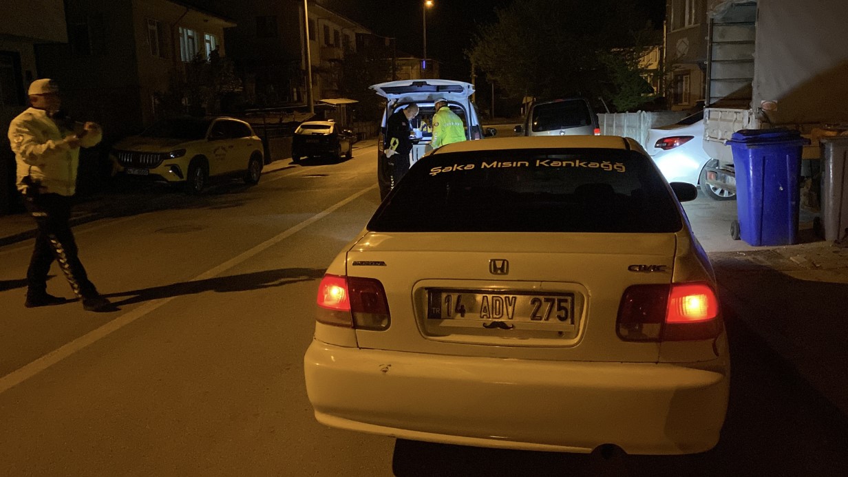 Araçta yapılan incelemelerde yüksek sesle müzik ve teknik şartlara aykırı modifiye tespit edilirken, sürücüye 7 bin 248 lira idari para cezası uygulandı.
