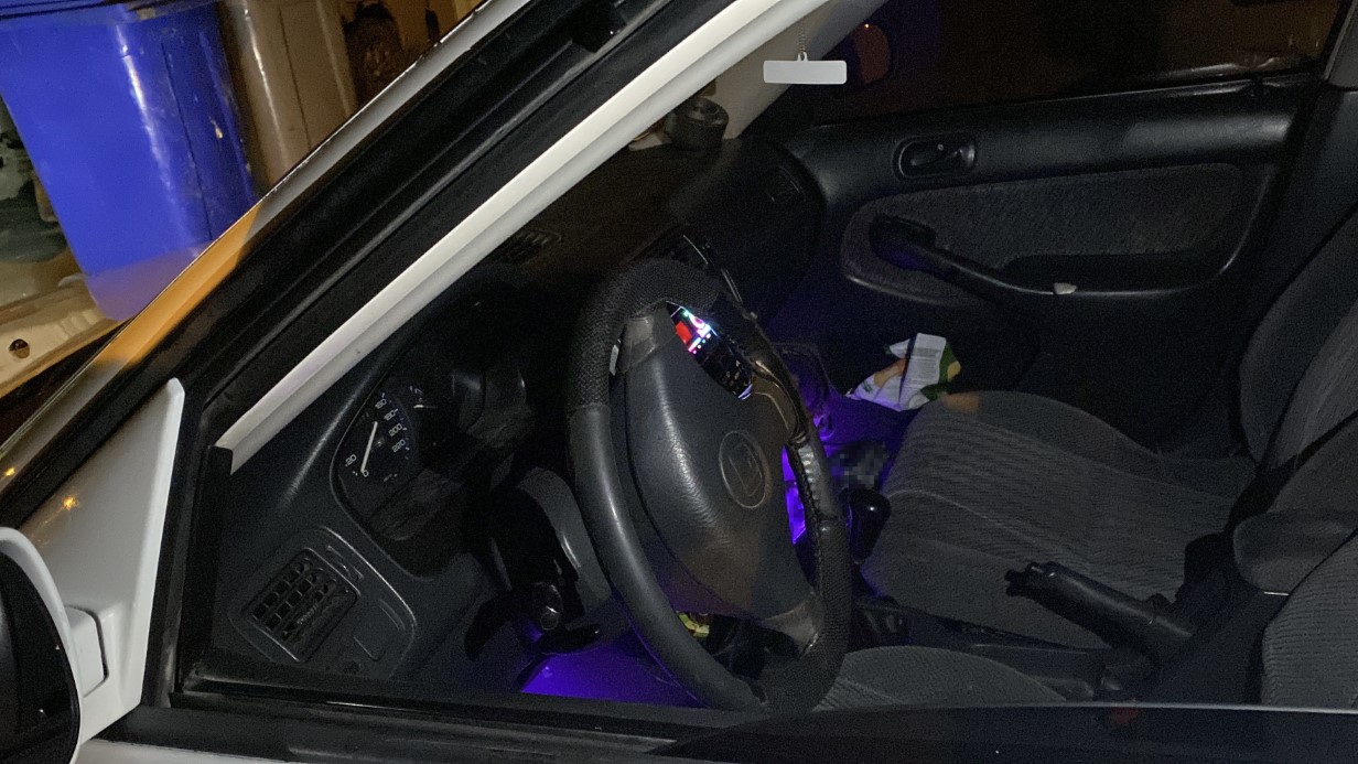 Polisi görünce aracını çalışır vaziyette bırakıp kaçtı