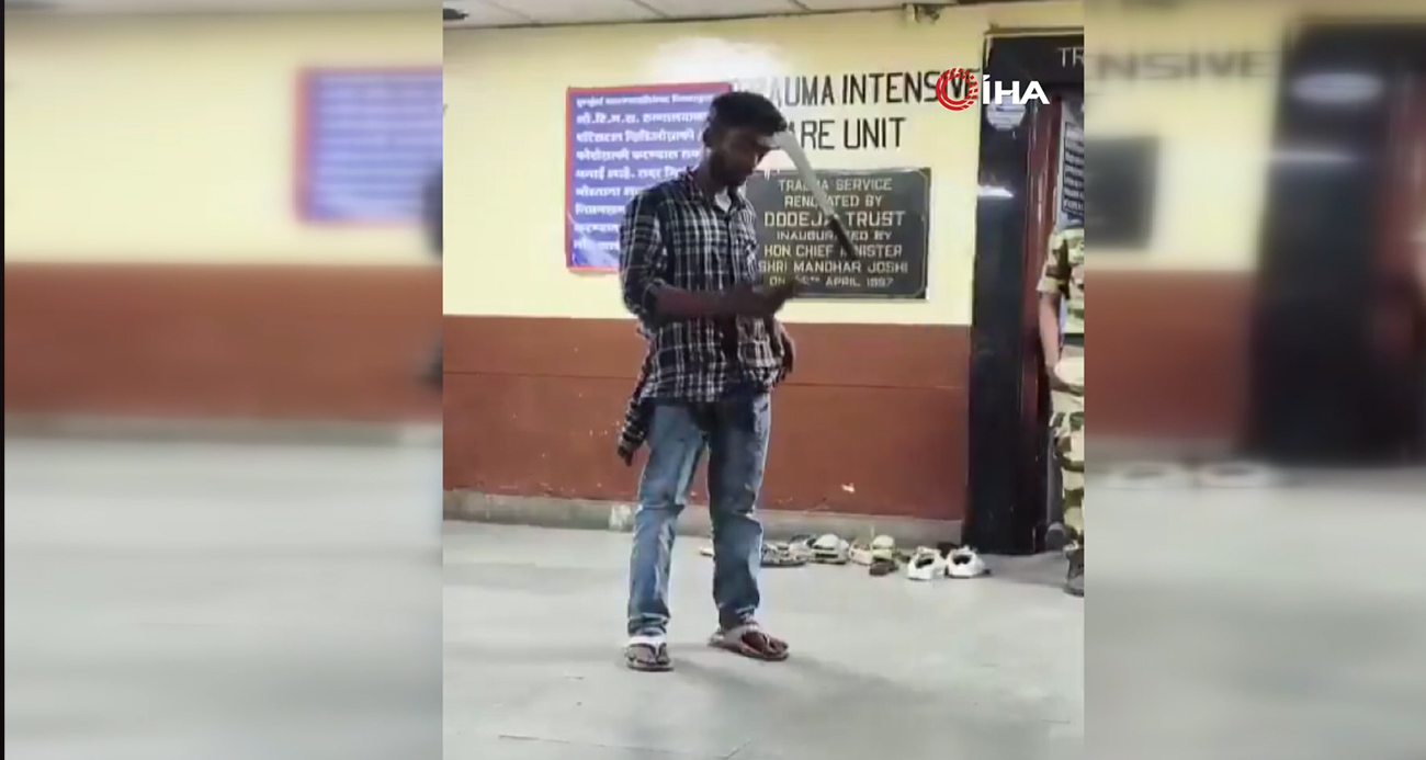 Hindistan'ın Mumbai kentinde kafasına pala saplanan gencin hastanede tedavisi için beklerken telefon kullanmaya devam ettiği anlar sosyal medyada viral oldu.