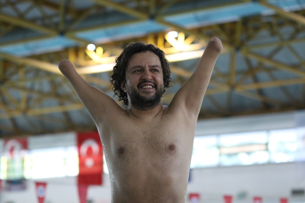 Doğuştan elleri ve ayakları olmayan yüzücü azmiyle 95 madalya kazandı