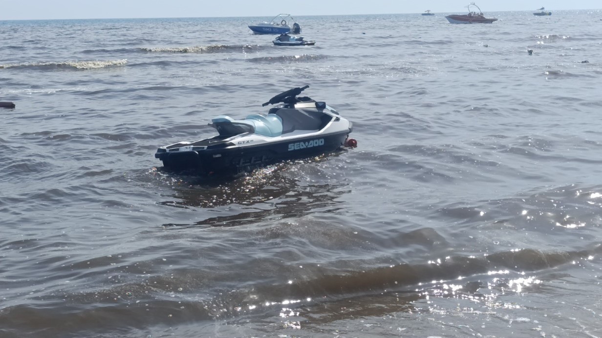 Dereden gelen sular denizi kahverengiye bürüdü, turistler sahili boşalttı
