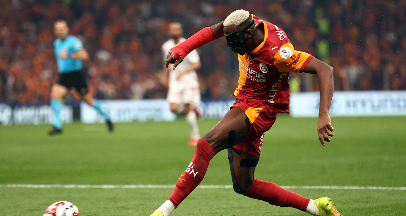 Galatasaray’ın Nijeryalı futbolcusu Victor Osimhen, Antalyaspor maçında gördüğü sarı kartla cezalı duruma düştü. Osimhen son hafta Kasımpaşa deplasmanında forma giyemeyecek.