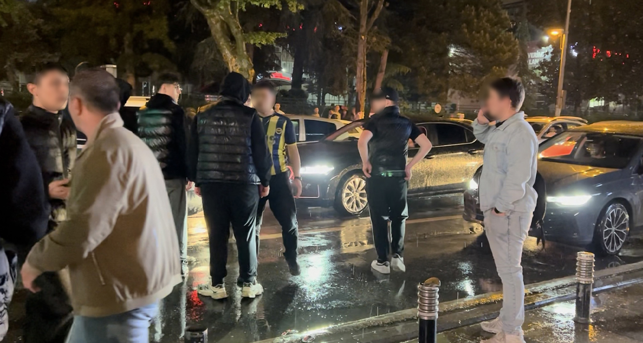 Galatasaray’ın Antalyaspor’u 4-2 mağlup ederek şampiyon olmasıyla İstanbul’un çeşitli noktalarında kutlamalar başlarken, Kadıköy Bağdat Caddesi’nde sarı-kırmızılı taraftarların araçlarına yönelik saldırı girişimi gerçekleşti.
