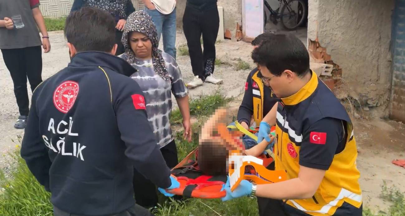 Çocuk ağır yaralanırken sağlık ekipleri ilk müdahaleyi olay yerinde yaptı, anne ise gözyaşlarına boğuldu.