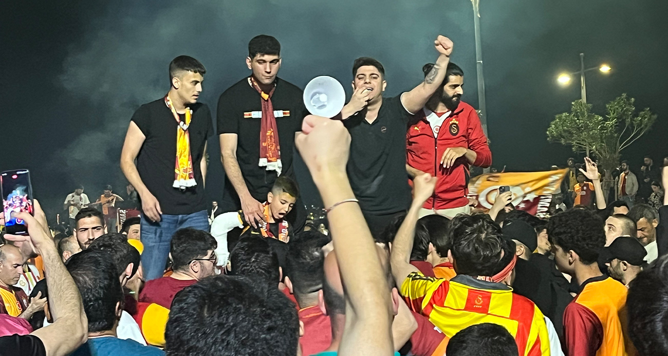 Süper Lig’de Galatasaray’ın şampiyonluğunu ilan etmesiyle birlikte İzmir’de binlerce sarı-kırmızılı taraftar, Gündoğdu Meydanı ve Kordon’u bayram yerine çevirdi.