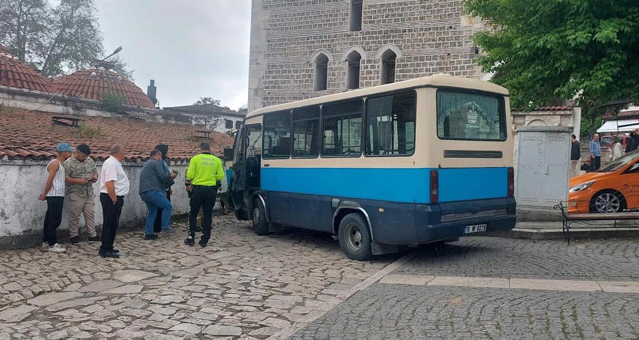 Karabük’ün Safranbolu ilçesinde freni boşalan yolcu dolmuşu, park halindeki otomobile çarptıktan sonra tarihi çarşıdaki Cinci Hamamı duvarına çarparak durabildi. Kazada 1 kişi tedbir amaçlı hastaneye kaldırıldı.