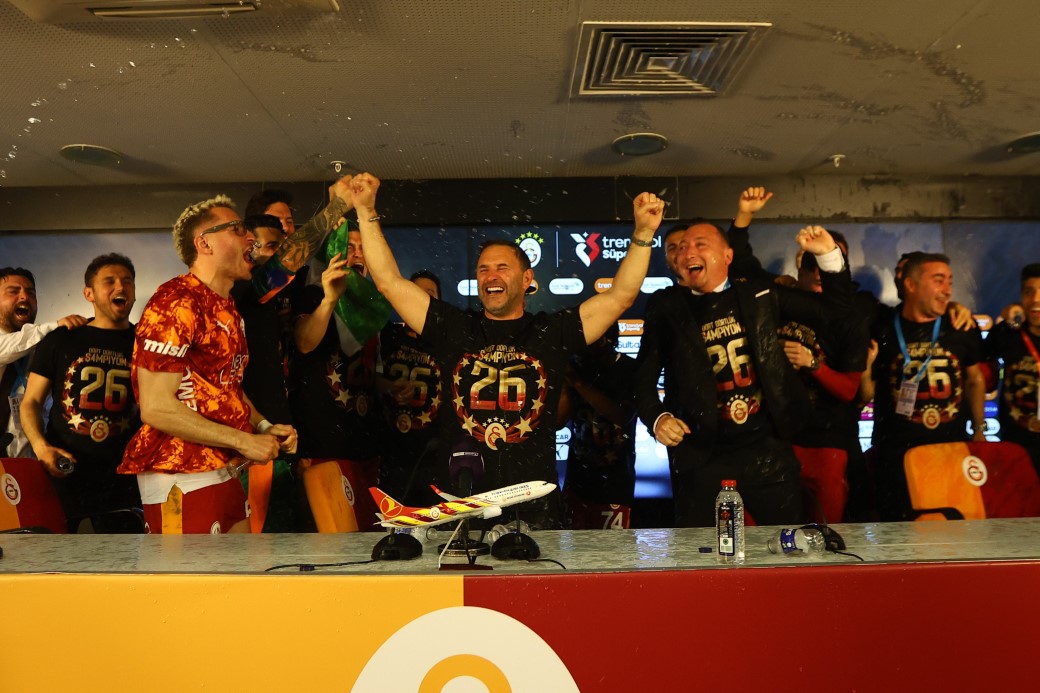 Galatasaraylı futbolculardan, basın toplantısında sulu kutlama