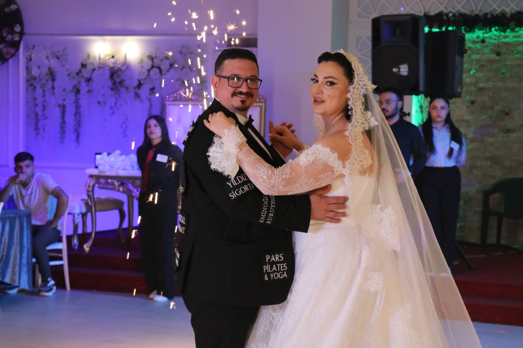 Düğün masrafını düşürmek için damatlığını reklam panosuna çevirdi