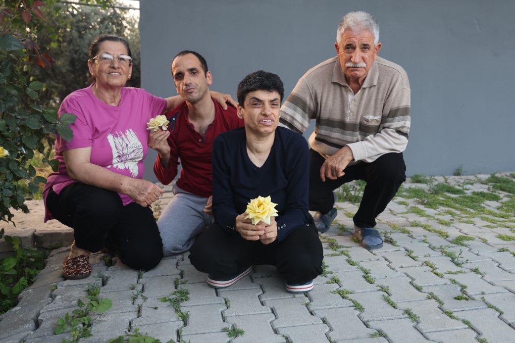 Ömrünü adadığı 3 engelli evladına gözü gibi bakıyor