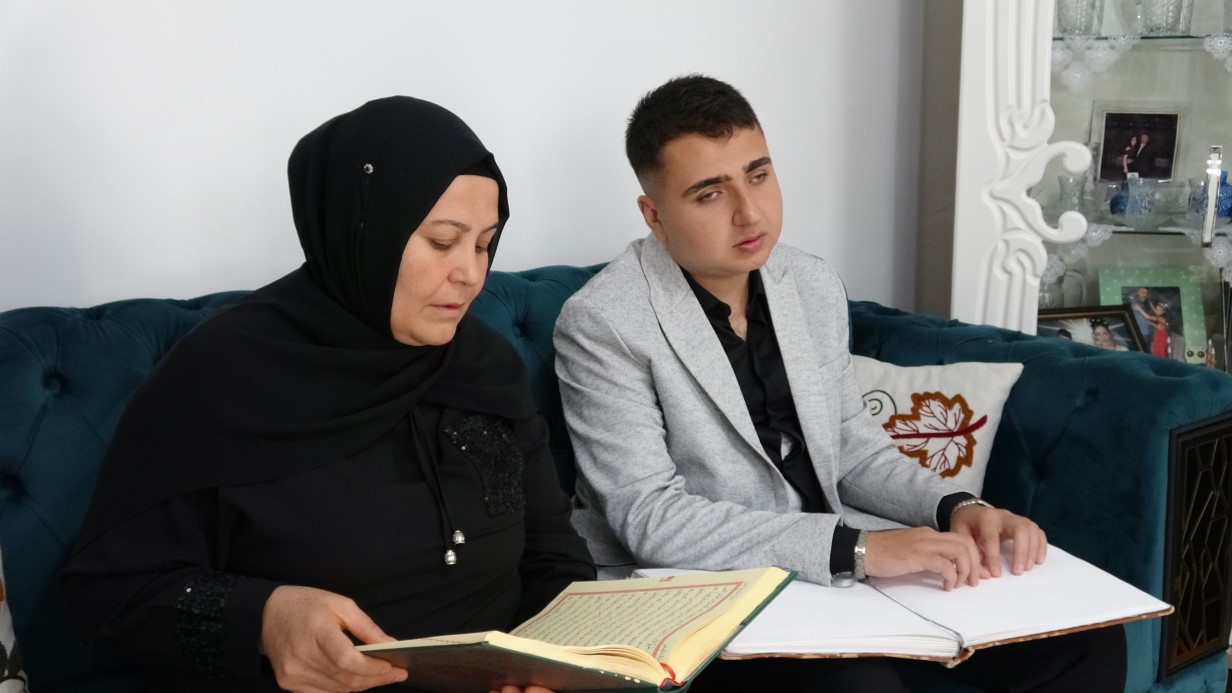 Görme engelli oğlunun eğitimi için Braille alfabesini öğrendi