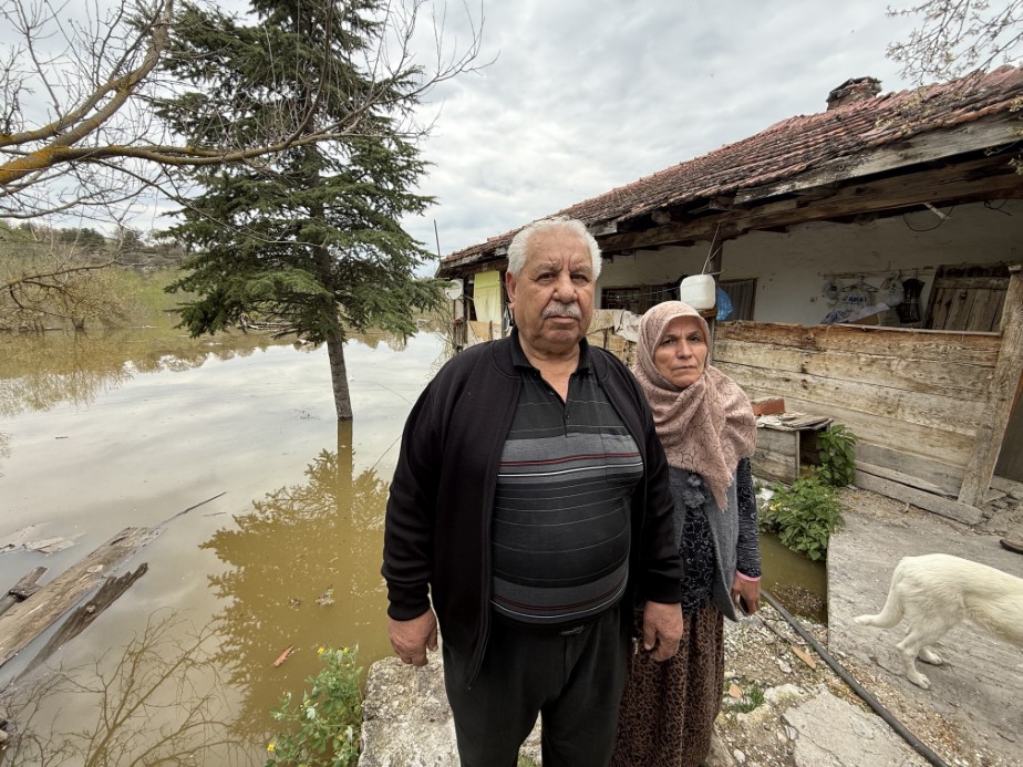 Barajın taşan suyu mahalle girişini kapattı, vatandaşın evine doldu