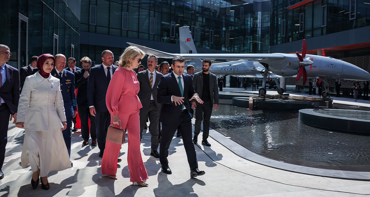 Belçika Ekonomik Misyonu kapsamında Türkiye’ye ziyaret düzenleyen Belçika Kraliçesi Mathilde başkanlığındaki heyet, Baykar’ın milli ve özgün insansız hava araçlarının geliştirildiği ve üretildiği Özdemir Bayraktar Milli Teknoloji Merkezi’ni ziyaret etti. Kraliçe Mathilde ve beraberindeki heyete Baykar Yönetim Kurulu Başkanı ve Teknoloji Lideri Selçuk Bayraktar ile Genel Müdür Haluk Bayraktar eşlik etti.