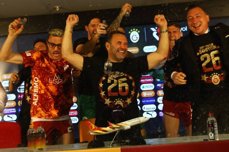 Galatasaraylı futbolculardan, basın toplantısında sulu kutlama