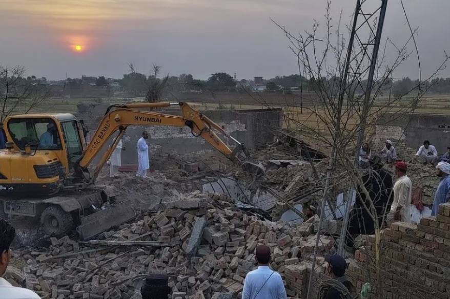 Pakistan’da karakola bombalı saldırı: 12 ölü, 2 yaralı