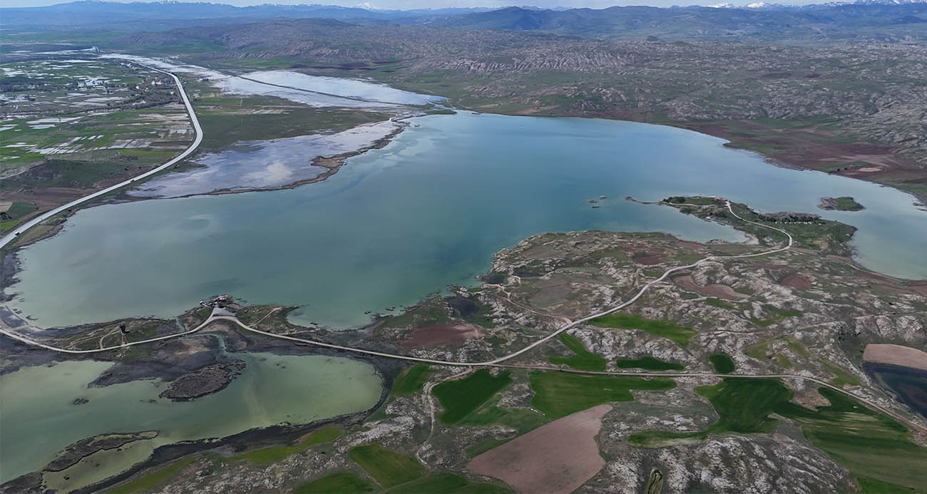 Sivas’ta kar eridi yağmurlar arttı, kentin en büyük gölü taştı