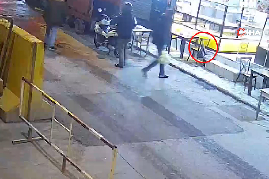 Beyoğlu’nda sandalyede asılı olan çantayı böyle çaldı