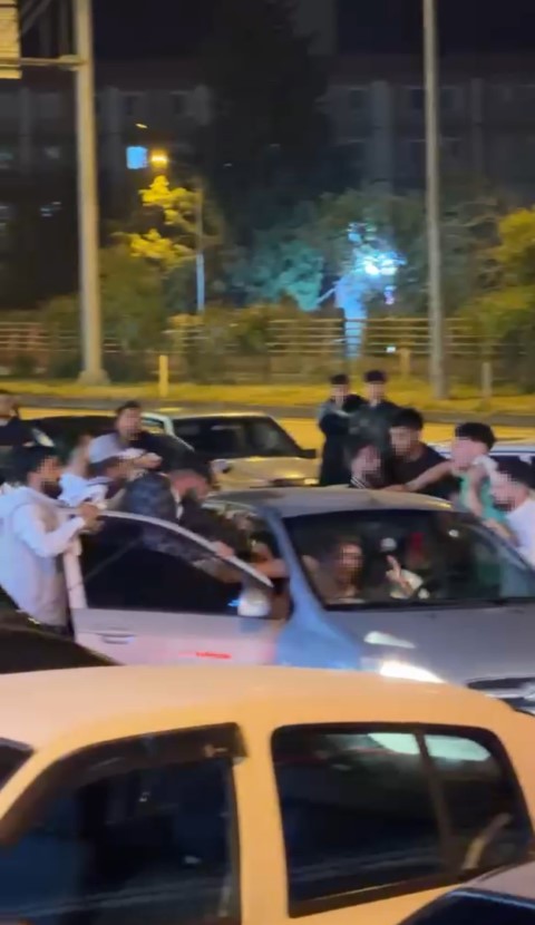 Araçtaki 2 kişiyi böyle darbettiler