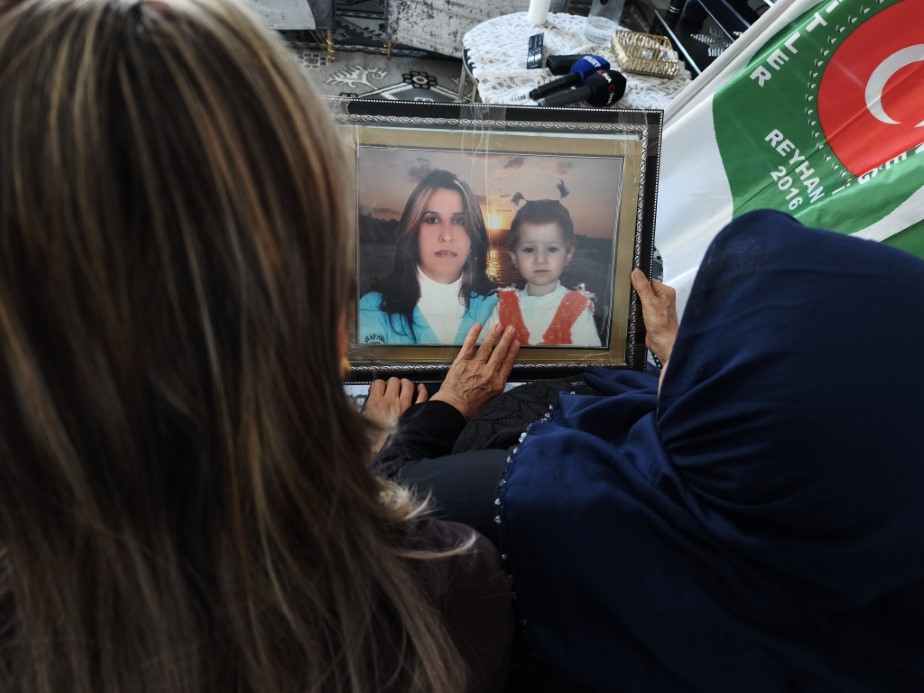 Evlatlarını Reyhanlı patlamasında kaybeden anne ve kızı 13 yıldır aynı acıyla yaşıyor