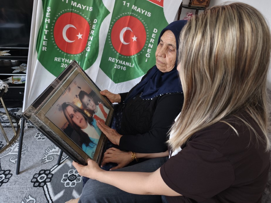 Evlatlarını Reyhanlı patlamasında kaybeden anne ve kızı 13 yıldır aynı acıyla yaşıyor