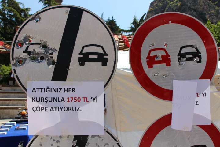 Magandaların hedef tahtası trafik levhaları sergilendi: Yenilenme bedeli 5 bin TL’yi buluyor