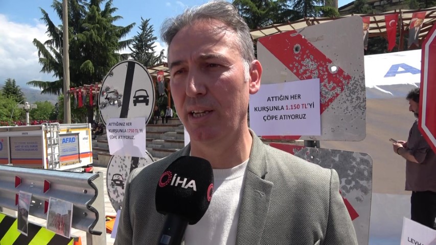 Magandaların hedef tahtası trafik levhaları sergilendi: Yenilenme bedeli 5 bin TL’yi buluyor