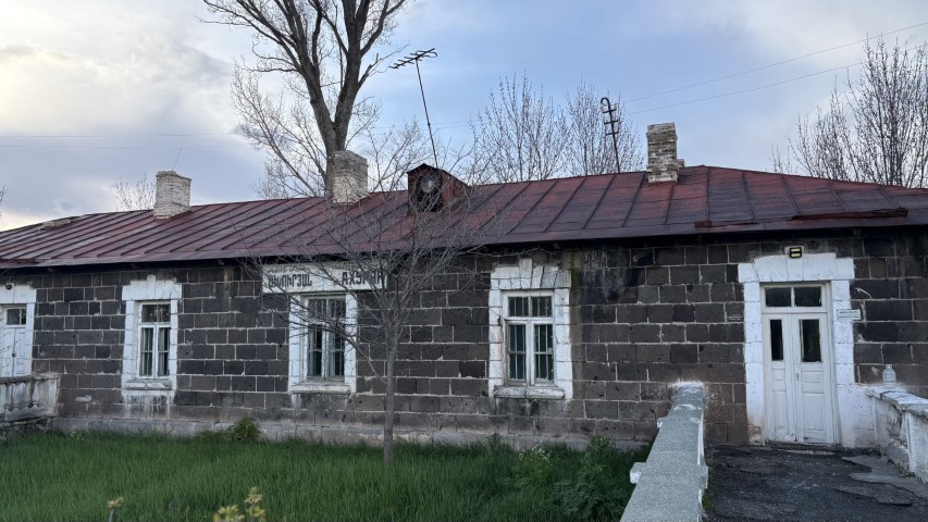 Türk gazeteciler, açılması beklenen Gümrü sınırında