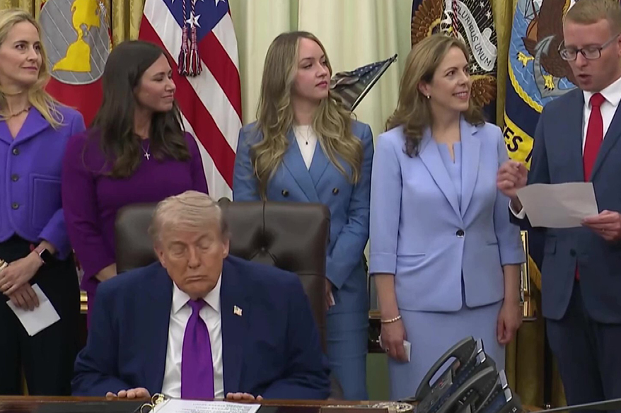 Trump, Oval Ofis’teki etkinlik sırasında uyukladı