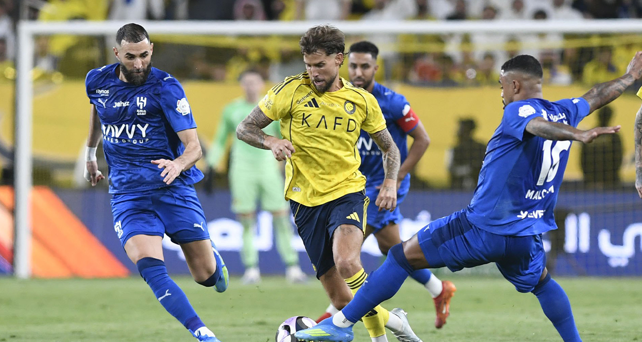 Suudi Arabistan’da Teknik Direktörlüğünü Jorge Jesus’un yaptığı Al Nassr, Pro Lig’de en yakın takipçisi Al Hilal ile oynadığı maçta 90+8’de yediği golle şampiyonluğu ertelendi.
