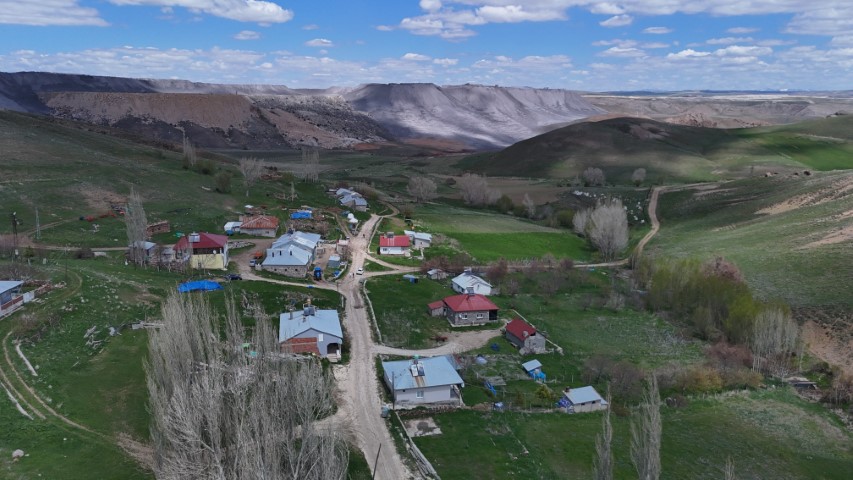 Bu köyde adeta normal ölüm unutuldu