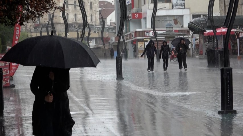 Bolu’da kuvvetli sağanak hayatı olumsuz etkiledi