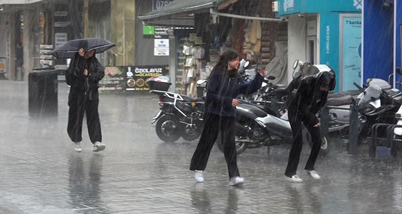Bolu’da aniden bastıran kuvvetli sağanak yağış hayatı olumsuz etkiledi. Yağmura hazırlıksız yakalanan vatandaşlar saçak altlarına sığınırken, cadde ve sokaklarda su birikintileri oluştu.