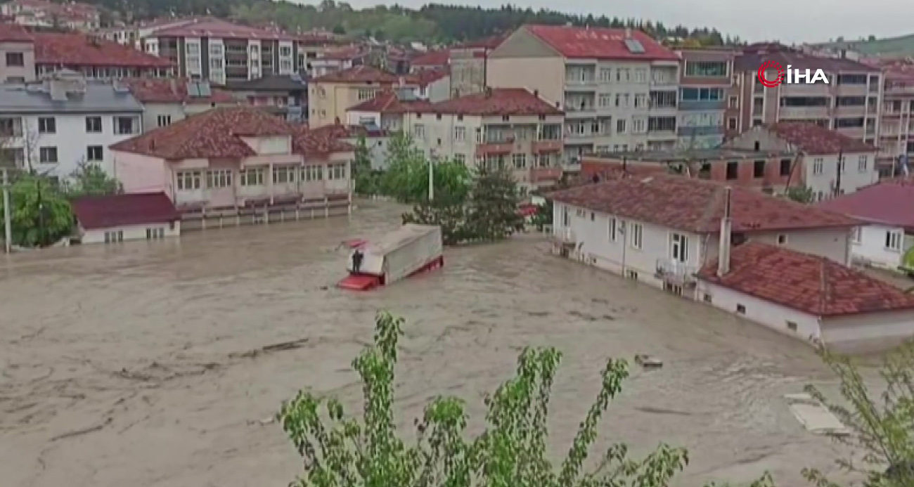 Samsun’un Havza ilçesinde etkili olan kuvvetli sağanak, Hacı Osman Deresi’nin taşmasına yol açtı. Taşkın sonrası ilçe merkezinde cadde ve sokaklar sular altında kaldı.
