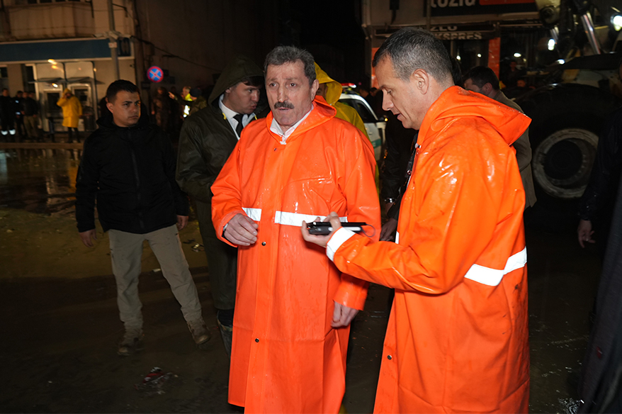 Vali Tavlı’dan sel açıklaması: "Can kaybı ve yaralanma yok, iş yerlerinde zararlar mevcut"
