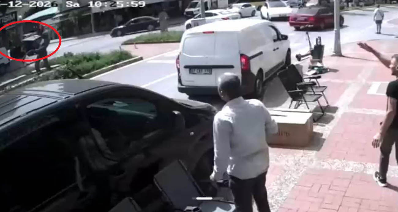 Önce otomobile ardından dev tabelaya çarptı, o anlar kameraya yansıdı