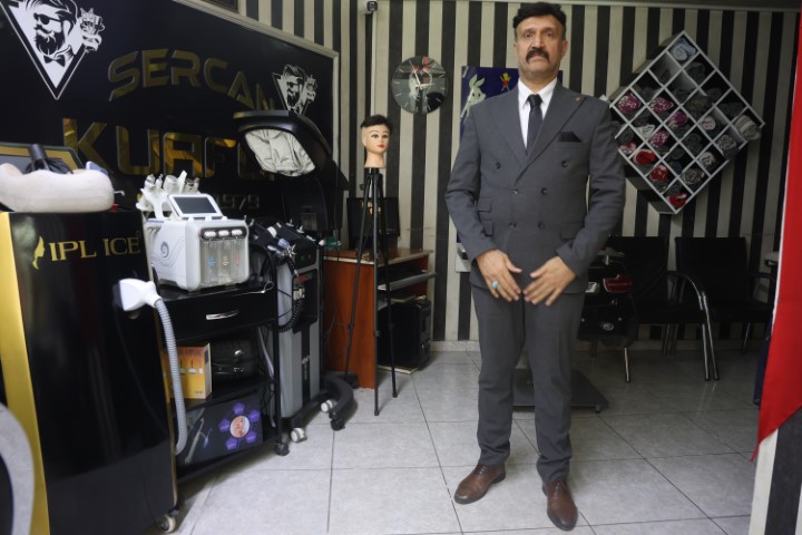Mesleğine olan ciddiyetini kaybetmeyen berber, yaz kış demeden müşterilerini takım elbiseyle tıraş ediyor