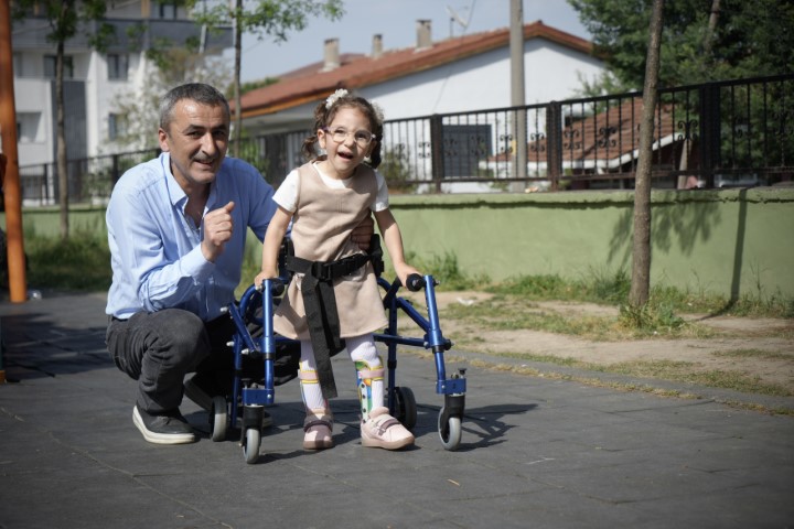 Kızı için su borularından yürüme bariyeri yaptı: