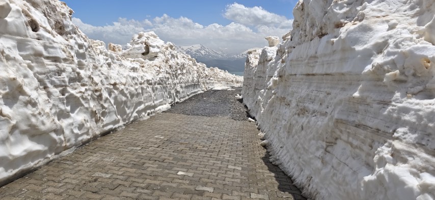 Kar kalınlığının 7 metreyi bulduğu Nemrut yolunda çalışma başlatıldı