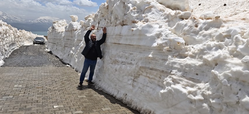Kar kalınlığının 7 metreyi bulduğu Nemrut yolunda çalışma başlatıldı
