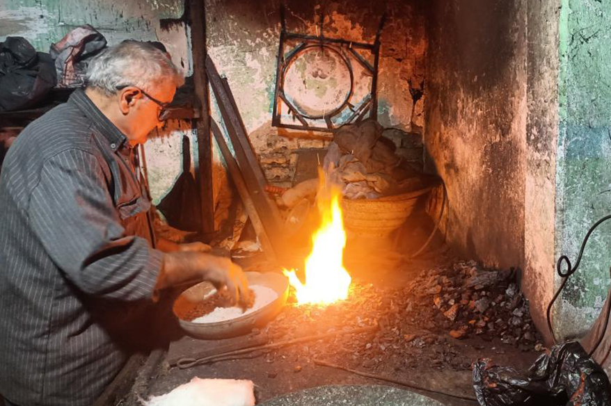 Ateşte tavlanan emek: 45 yıldır kalaycılığı yaşatıyor