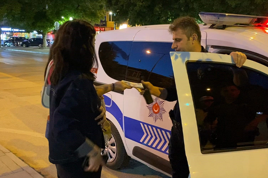 Bankamatikte unutulan parayı görüp polise teslim etti