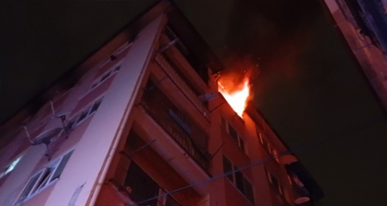 Bursa'nın Osmangazi ilçesinde 6 katlı bir binanın en üst katında çıkan yangın mahalle sakinlerine korku dolu anlar yaşattı. İtfaiye ekiplerinin hızlı müdahalesiyle alevler çatıyı sarmadan söndürüldü.