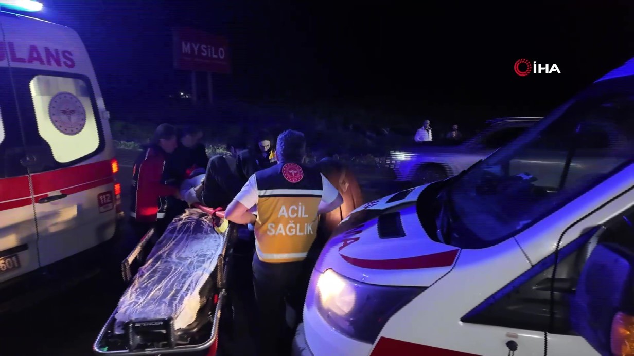 Tarım işçilerini taşıyan minibüs tıra çarptı: 12 yaralı